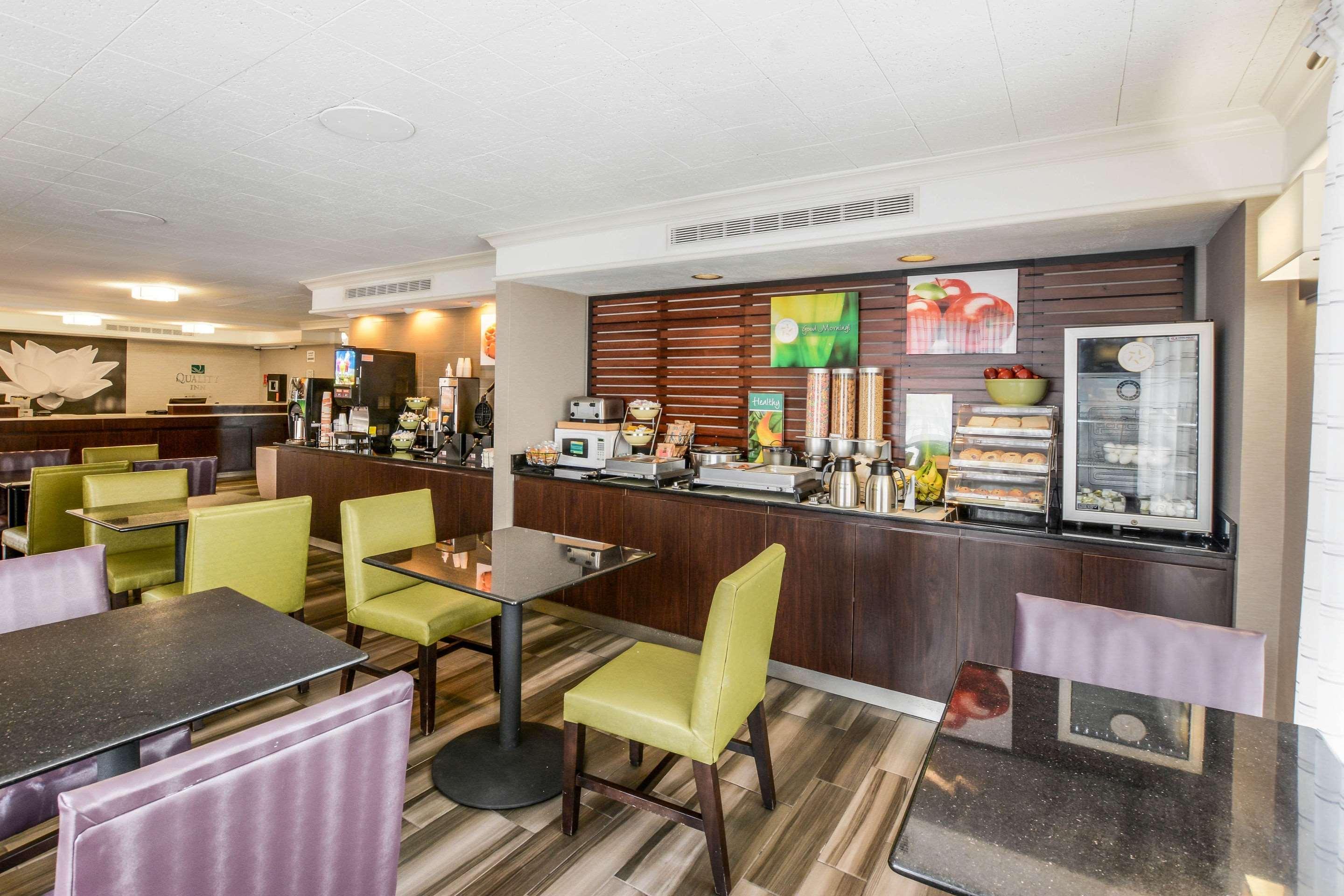 Quality Inn & Suites North Charleston - Ashley Phosphate Экстерьер фото