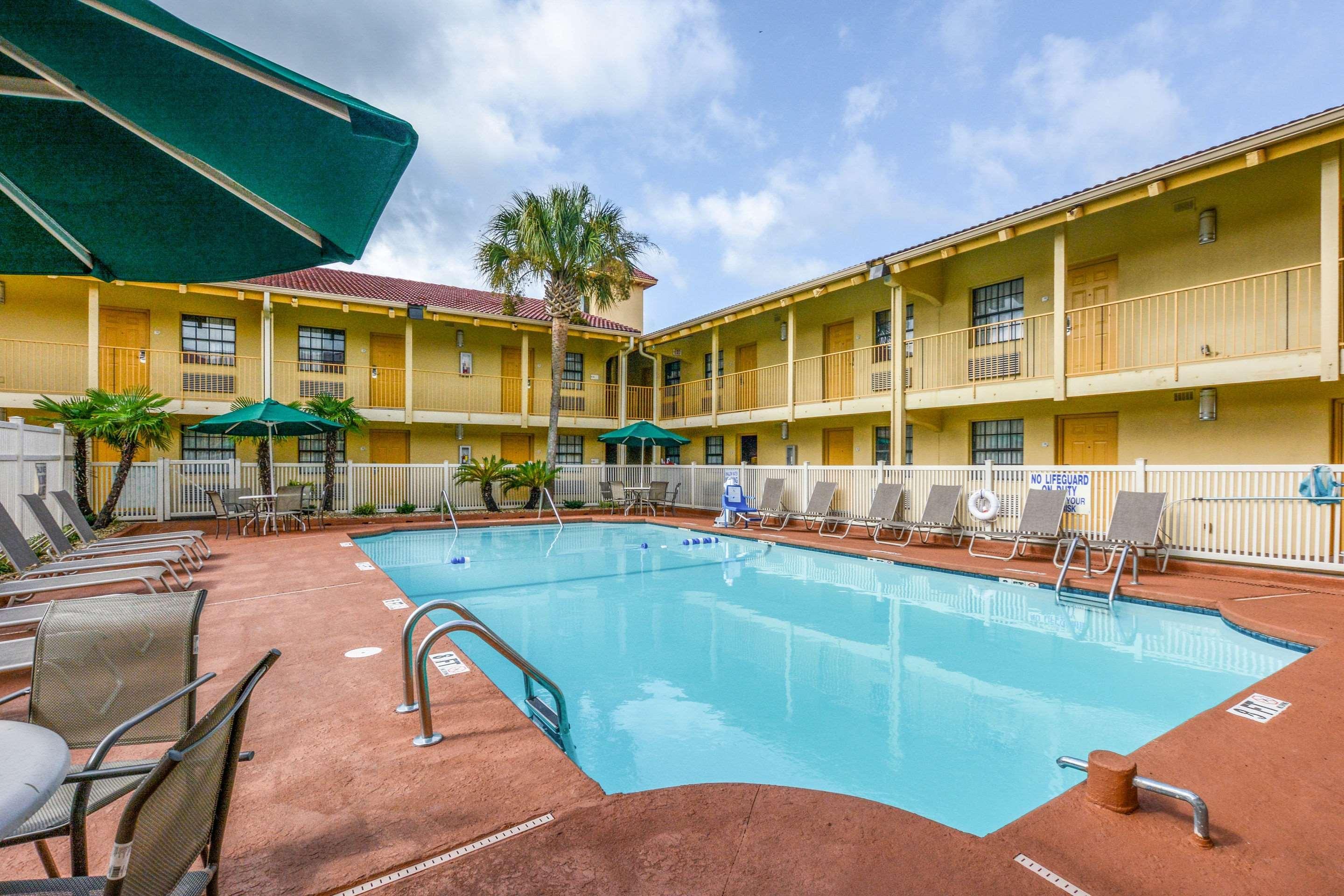 Quality Inn & Suites North Charleston - Ashley Phosphate Экстерьер фото